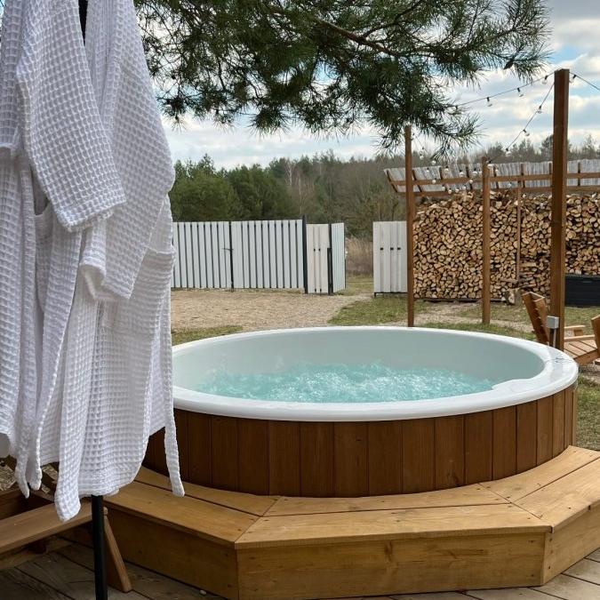 4 Person Hot Tubs - Ice Cold Spice