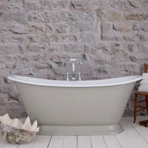 Hurlingham Galleon Cast Iron Bath in Farrow and Ball Hardwick White - baths - Ice Cold Spice | Farrow and Ball Hardwick White L1675 x W715 x H700