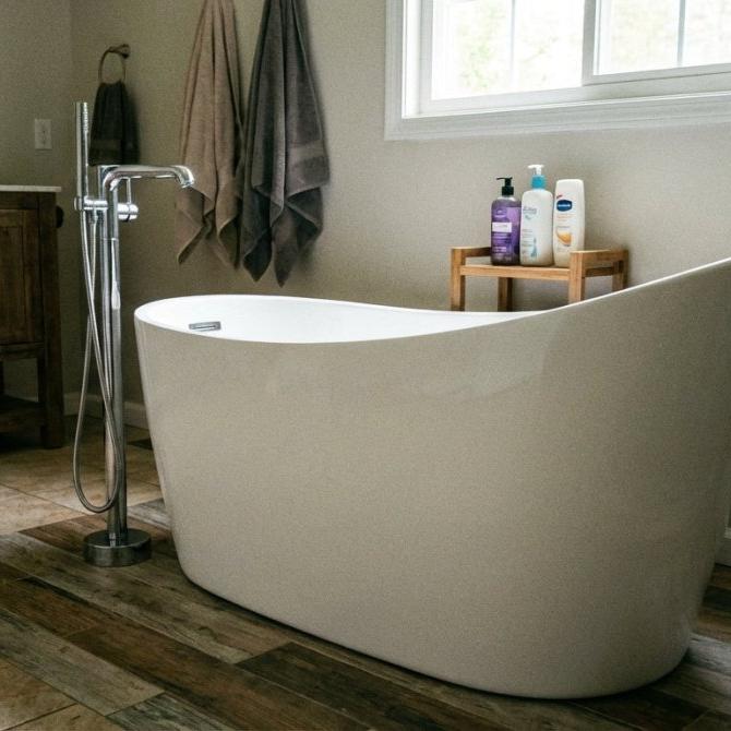 Charlotte Edwards Portobello Oval Freestanding Bathtub in Gloss White