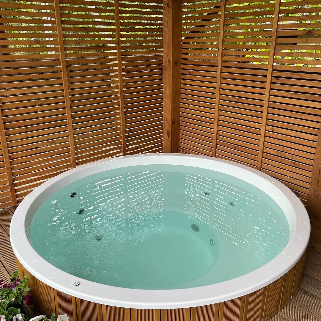 Polar Spa Comfort Family Size Wood Fired Hot Tub & Cold Plunge in Thermo Pine Light