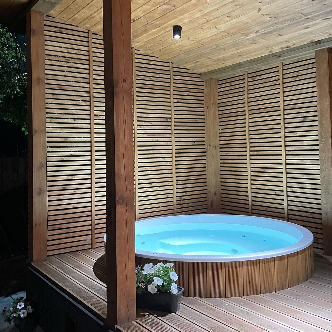 Polar Spa Comfort Family Size Wood Fired Hot Tub & Cold Plunge in Thermo Pine Light